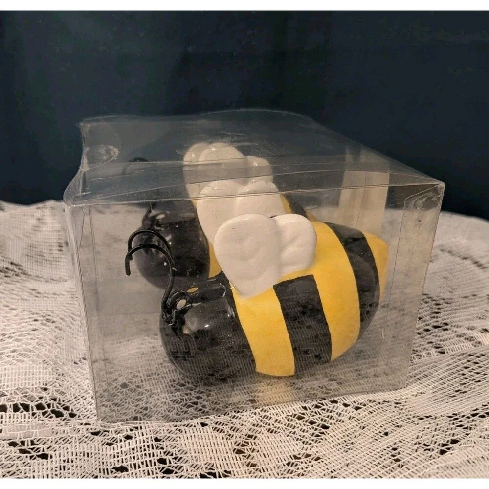 Honey Bumble Bee Salt & Pepper Shaker Market Square Ceramic NIB